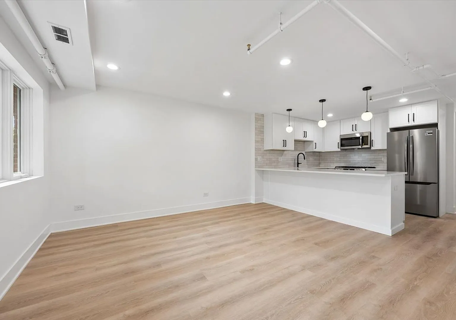 2 bed, 975 sqft, $2,996 — Photo 2