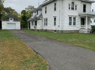 20 Burleigh St, Island Falls, ME 04747