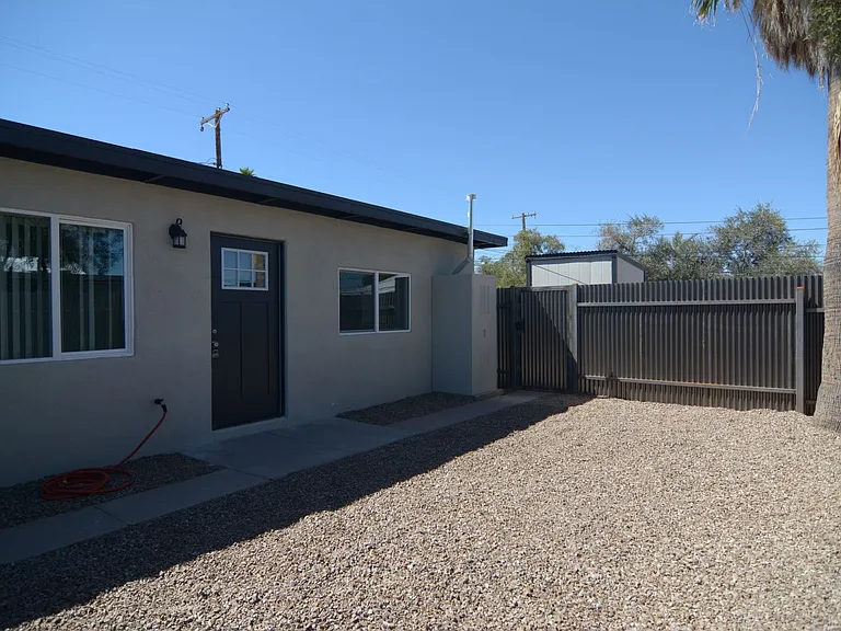 2552 E Silver St — Photo 12