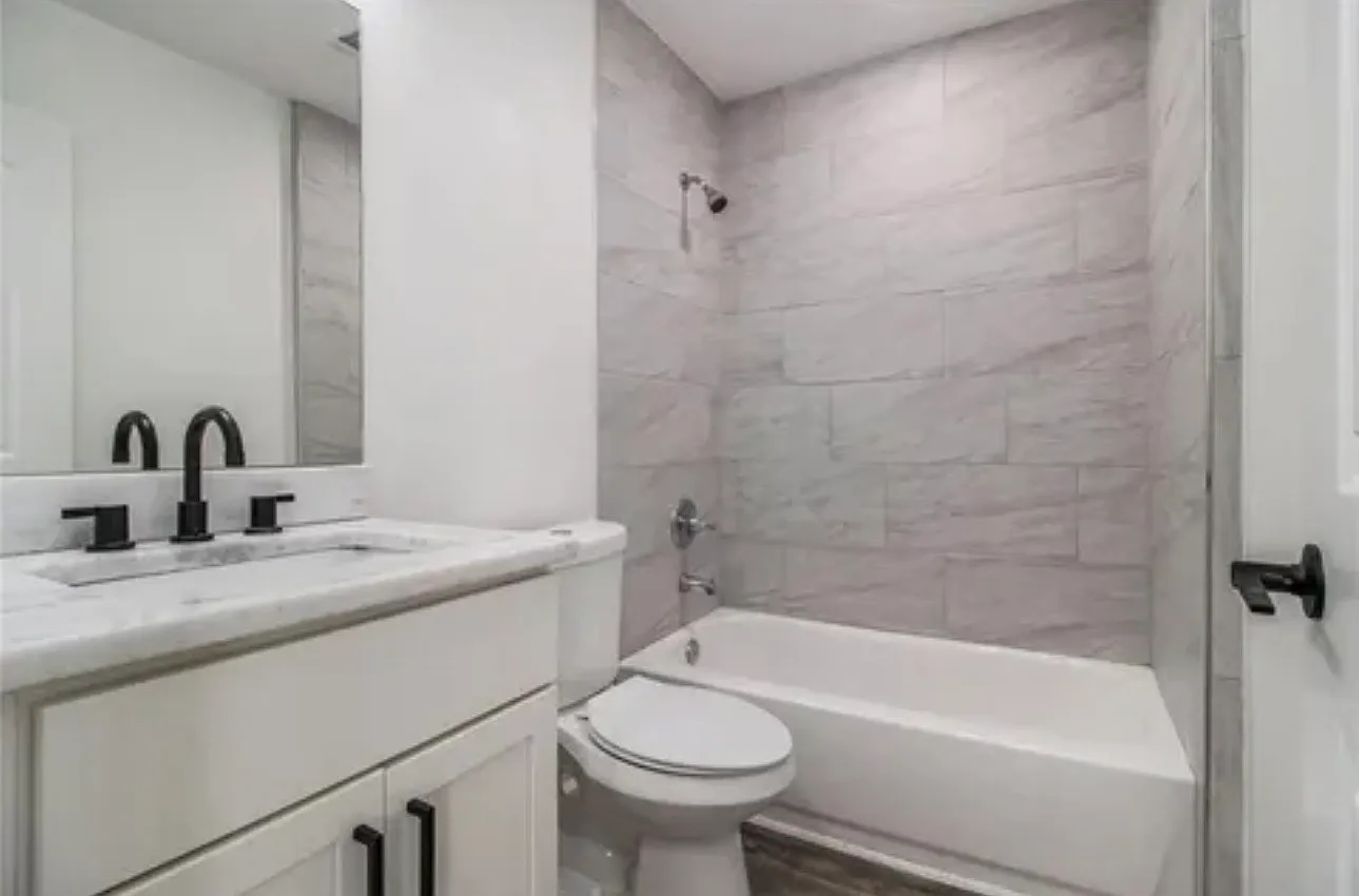 3 bed, 1200 sqft, $2,450 — Photo 3