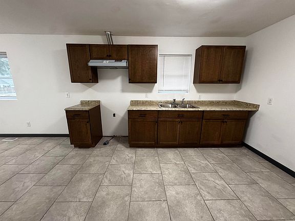 4th image of 628 Hodges St