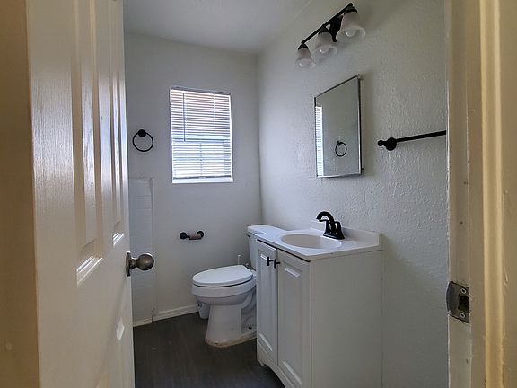 5th image of 900 N Redbud Dr #1