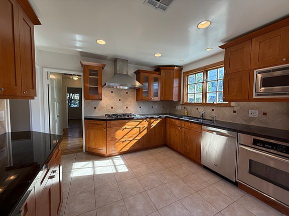 4th image of 15148 Martha St