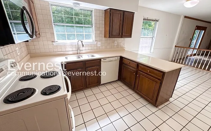 11829 Parliament Dr — Photo 4