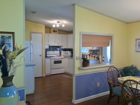 Kitchen / dining area