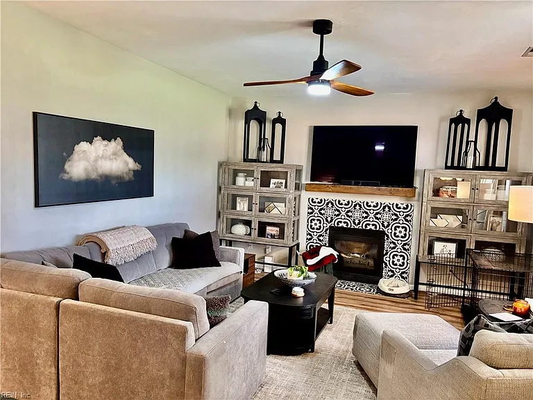 810 Holbrook Dr — Photo 10