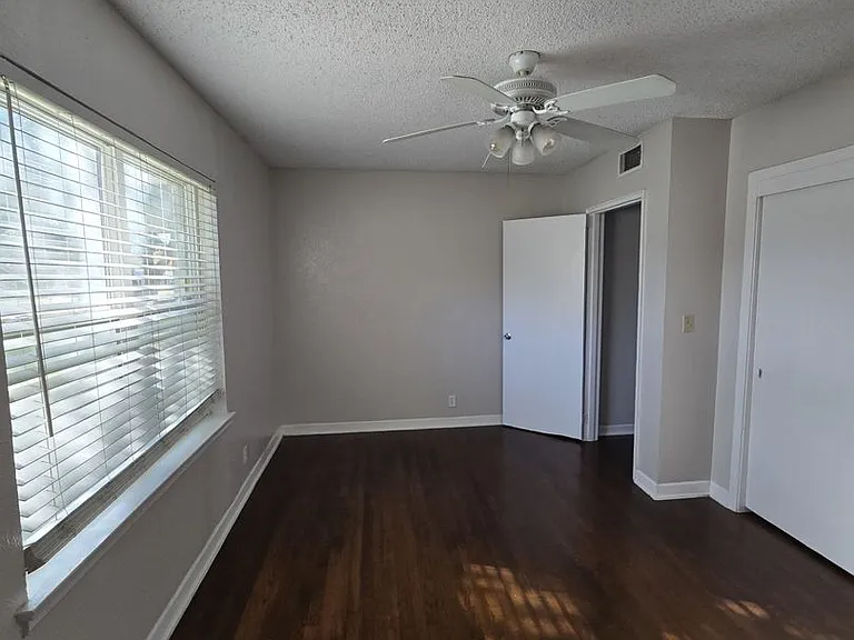 Upgraded Apartments In Arlington Heights! — Photo 13
