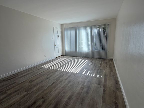2nd image of 935 E 1st St #105