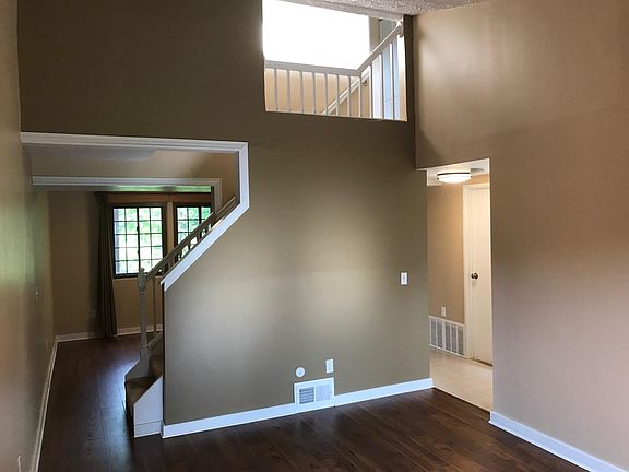 4th image of 627 Village Blvd N