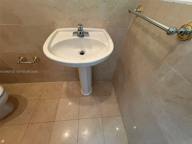 1027 Euclid Ave #2 — Photo 9