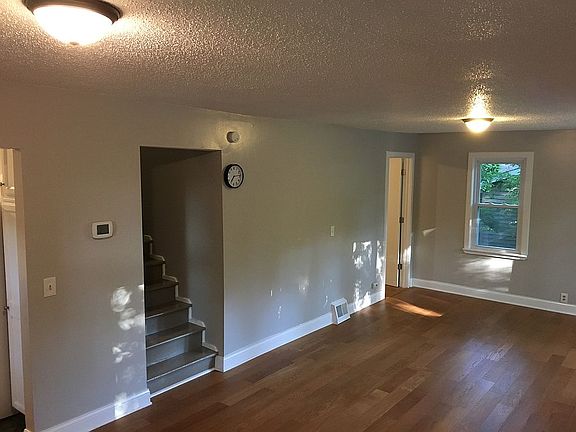 5th image of 466 Luella St N