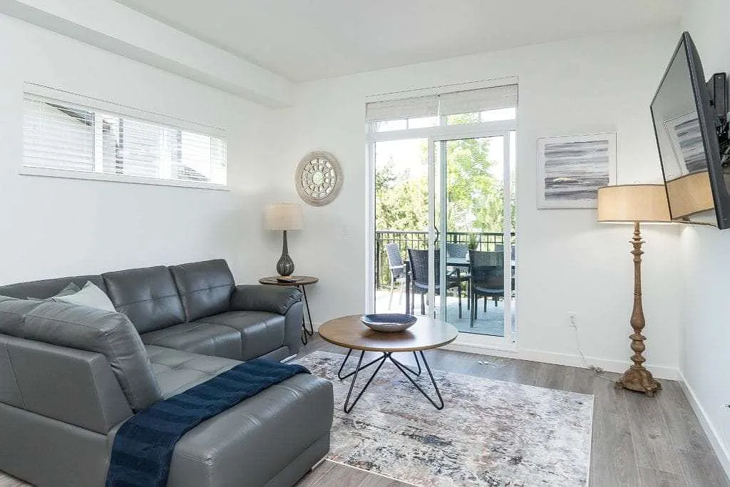 3 bed, 2.5 bath, 1350 sqft, $6,450 — Photo 3