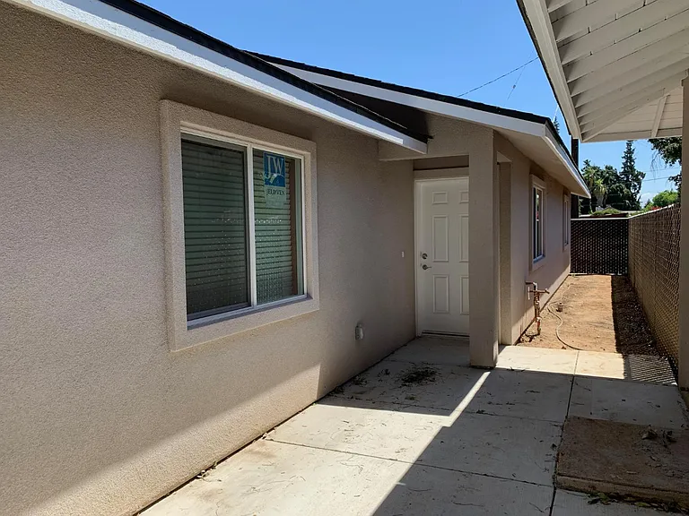 4834 N Fruit Ave — Photo 2