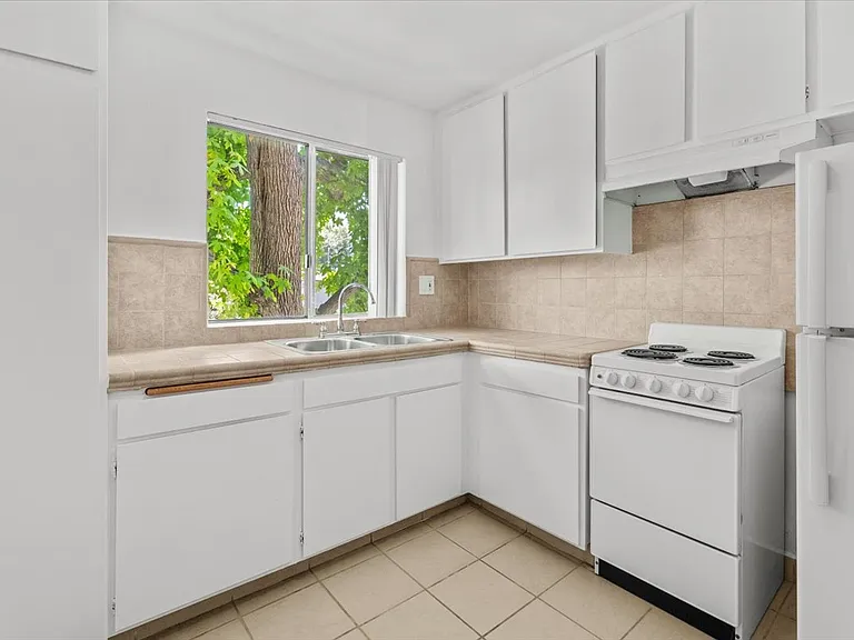 6121 Woodman Ave — Photo 10