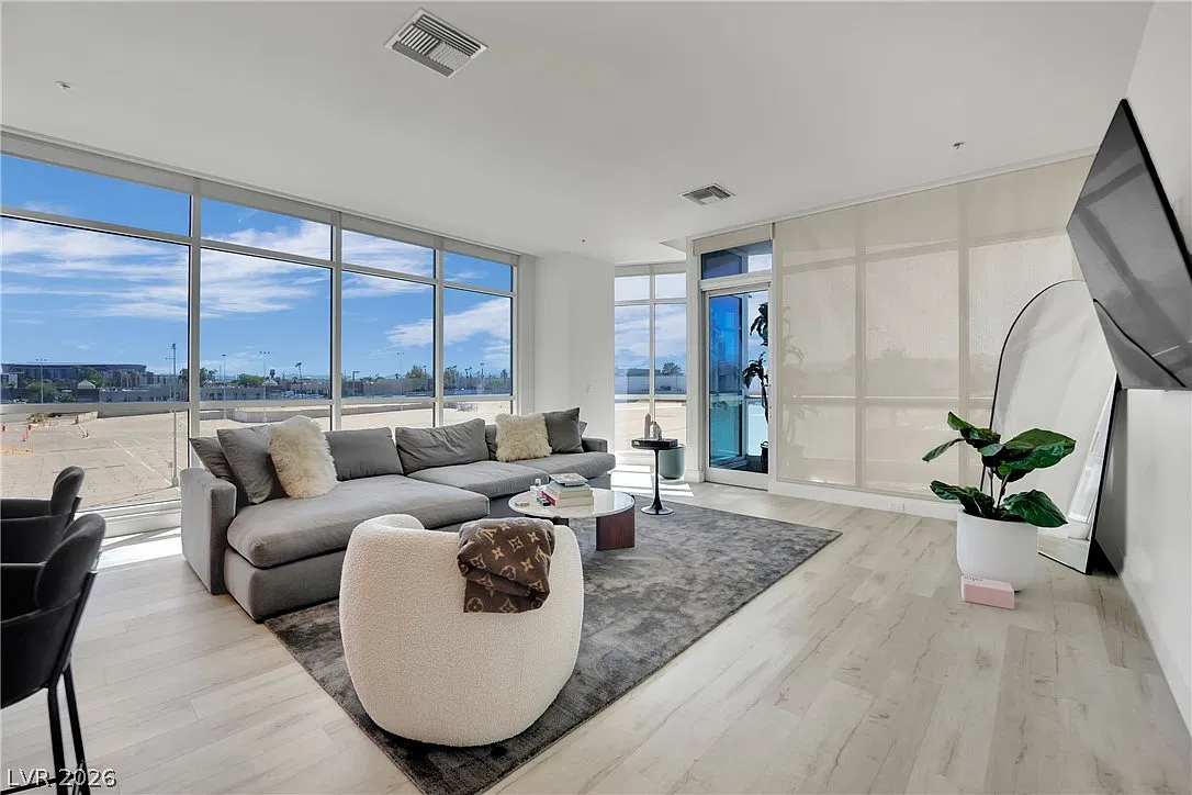 Panorama Towers — Photo 2