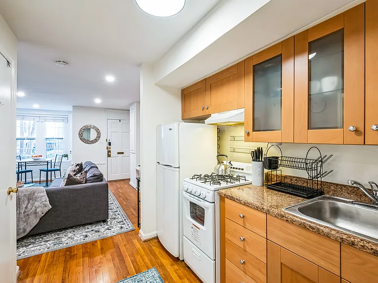 605 E St SE #B — Photo 12