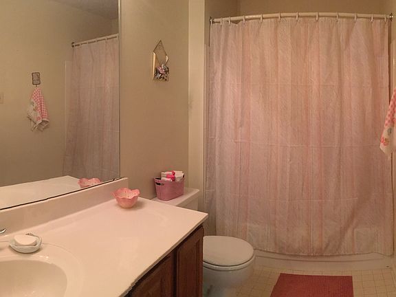 3rd image of 912 Hepburn Ln