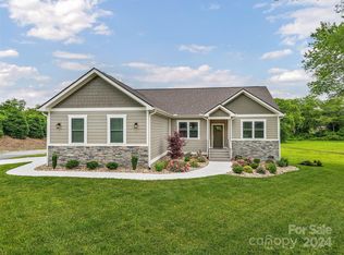 126 Casting Ln, Hendersonville, NC 28792