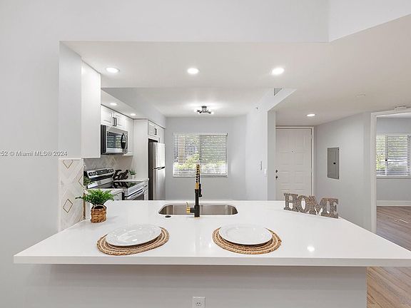 4th image of 900 SW 142nd Ave APT 113L