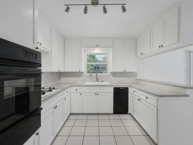 2409 Devonshire Dr — Photo 6