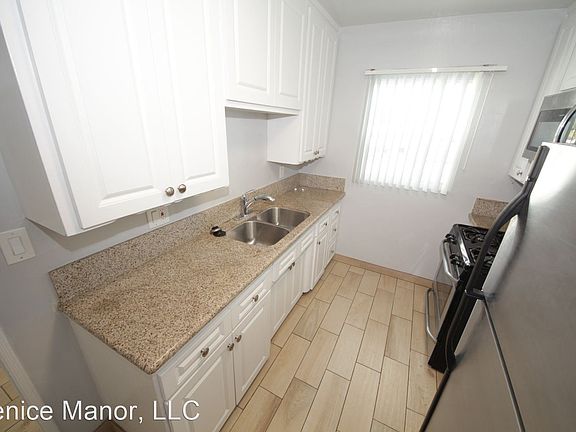 5th image of 566 S Venice Blvd #2