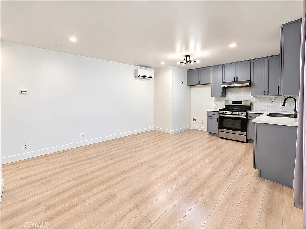 2 bed, 800 sqft, $2,400 — Photo 3