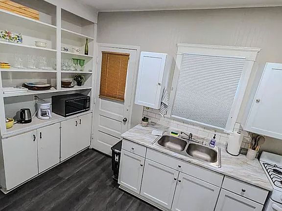 4th image of 10413-10415 Bernard Ave