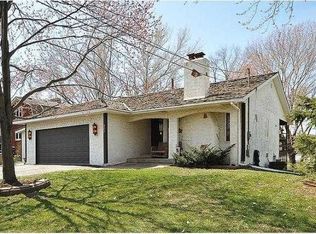 201 Peninsula Rd, Medicine Lake, MN 55441