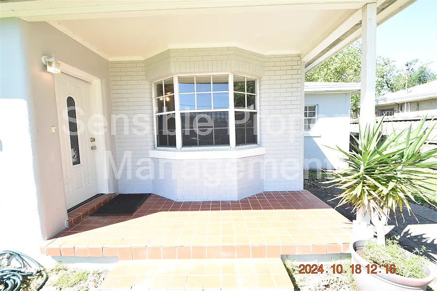 4 bed, 2200 sqft, $2,675 — Photo 4