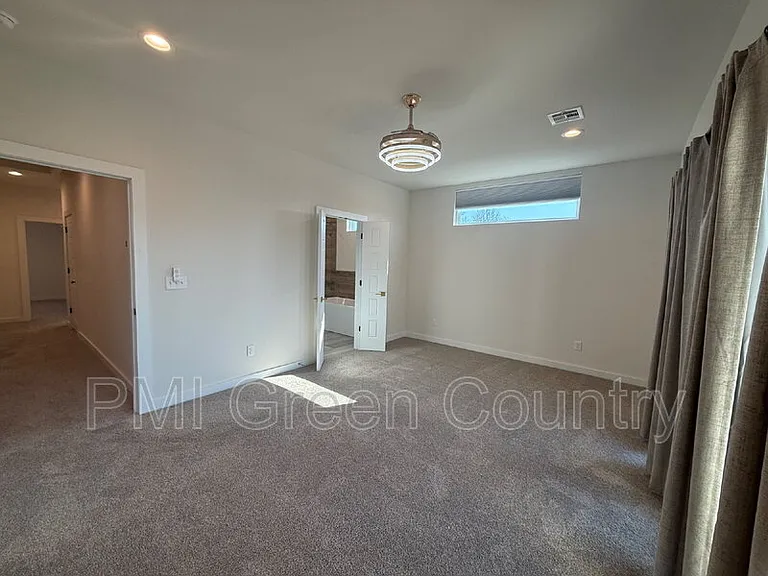 134 E Elgin St — Photo 10