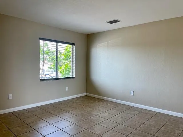 Louise Dr — Photo 3