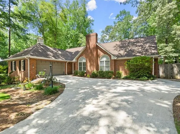 223 Hidden Ct, Winder, GA 30680