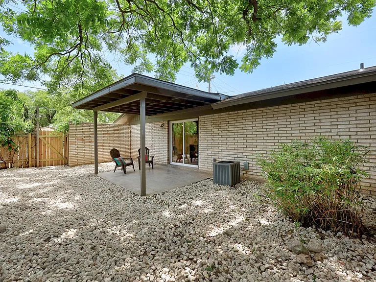 8600 Hathaway Dr — Photo 2