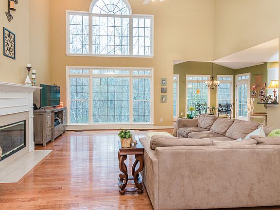 5th image of 1097 Queensgate Dr SE