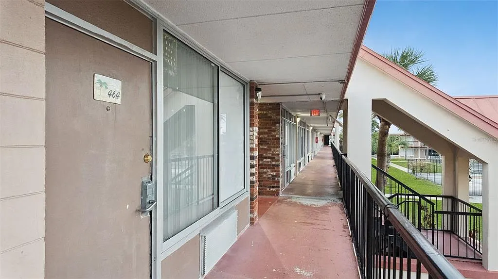 1 bed, 1.0 bath, 300 sqft, $875 — Photo 2