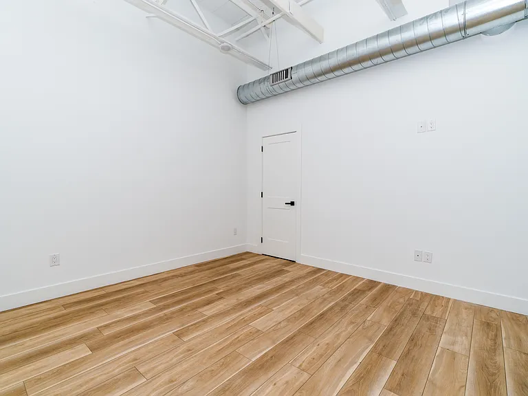 2700 E Auburn St — Photo 45