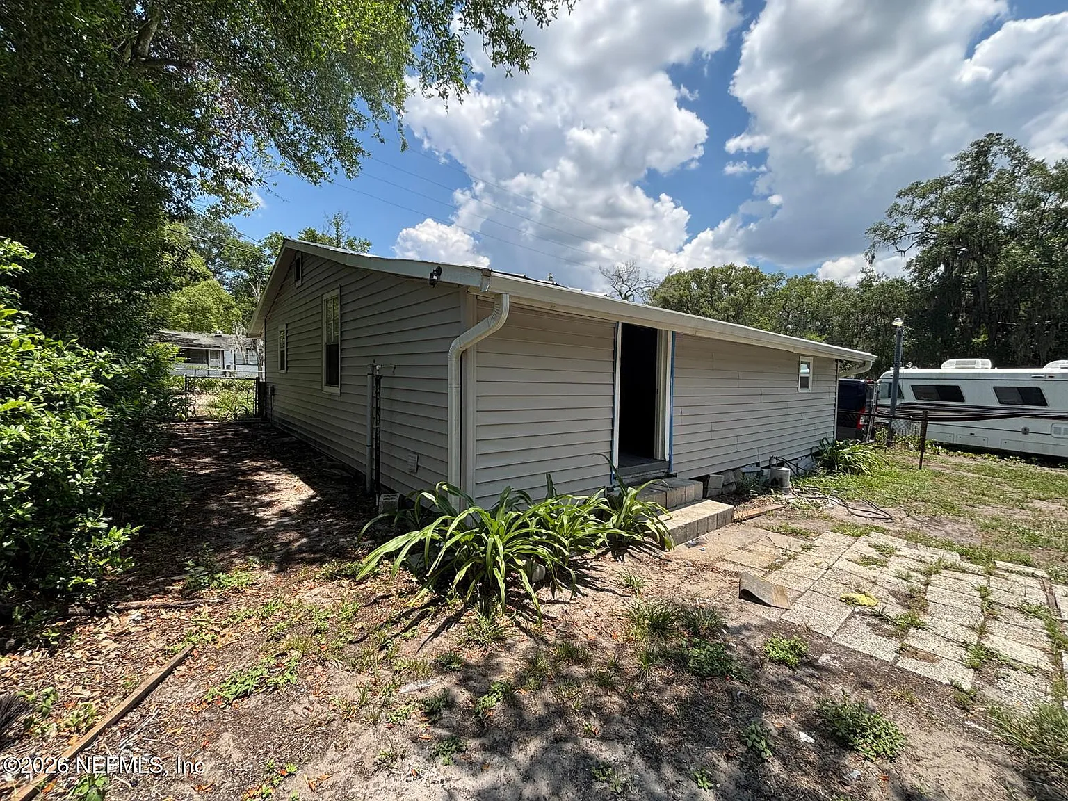 2 bed, 1.5 bath, 872 sqft, $1,400 — Photo 3