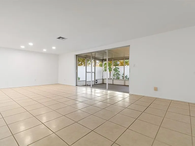 3327 Garfield Dr — Photo 3