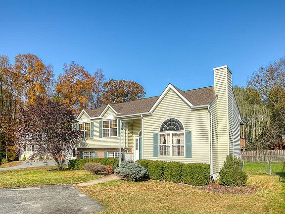3rd image of 120 Barbara Ann Dr