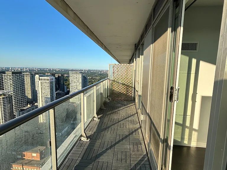 2221 Yonge St #4710 — Photo 10