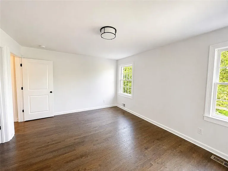 4586 Peachtree Dunwoody Rd — Photo 6