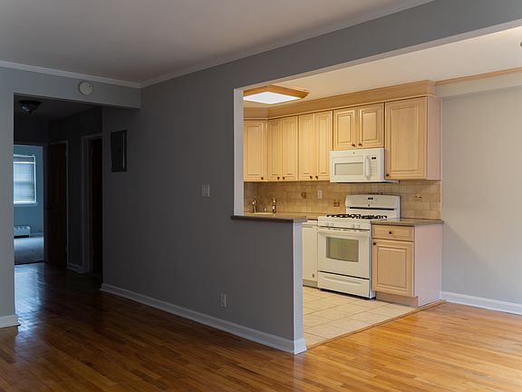 4th image of 2573 34th St #2