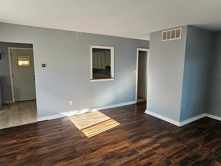 4504 Kingview Ave — Photo 3