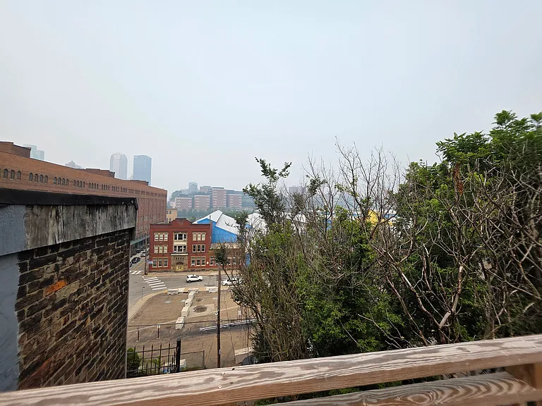 407 E Carson St — Photo 33