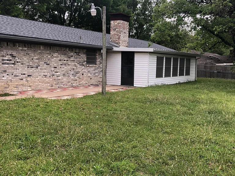 948 Mockingbird St — Photo 4