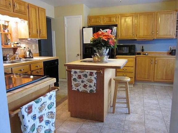 Bright kitchen w/ lots of storage & counter space in oak cabinets