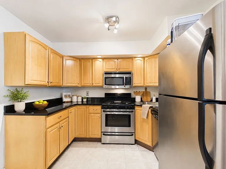 558 N 17th St #1R — Photo 6