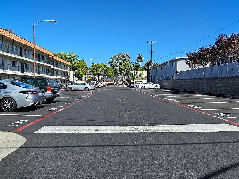 190 California Blvd — Photo 7