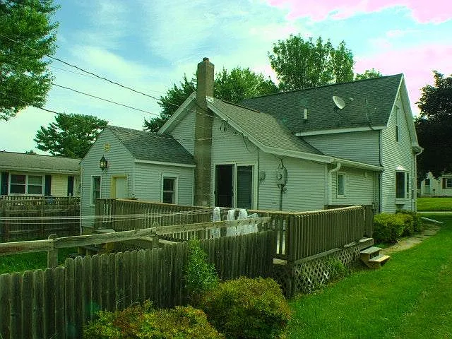 3 bed, 1140 sqft, $900 — Photo 2