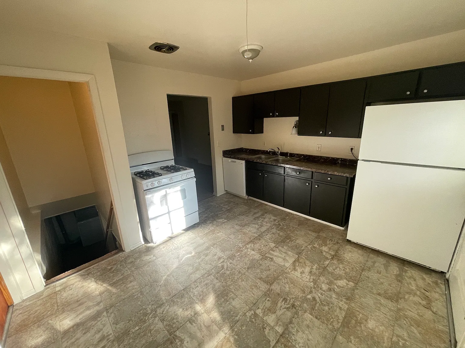 7 bed, 2408 sqft, $8,000 — Photo 3